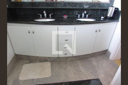 Casa à venda com 700m², 4 quartos e 6 vagasBanheiro da Suíte 1