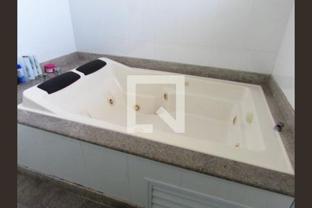 Casa à venda com 700m², 4 quartos e 6 vagasBanheiro da Suíte 1