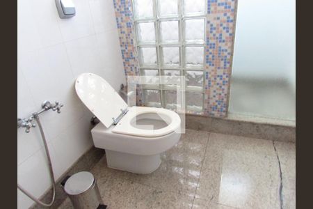 Casa à venda com 700m², 4 quartos e 6 vagasBanheiro da Suíte 2