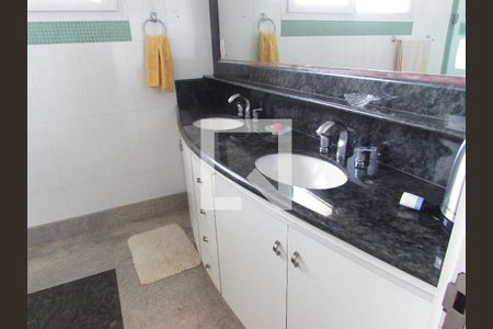 Casa à venda com 700m², 4 quartos e 6 vagasBanheiro da Suíte 1