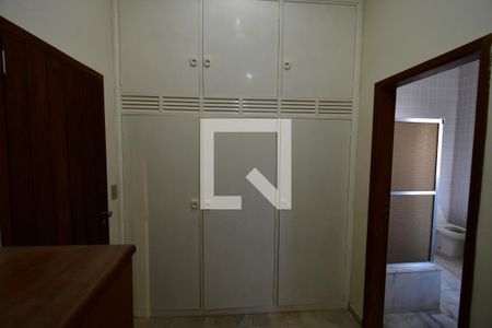 Casa à venda com 412m², 6 quartos e 4 vagasQuarto 4 - Suíte Armários