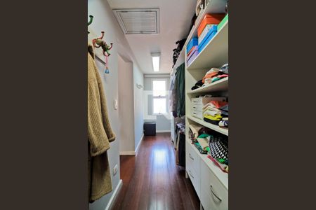Casa para alugar com 450m², 4 quartos e 4 vagasCloset da suíte 2