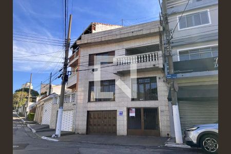 Casa à venda com 220m², 3 quartos e 2 vagas Casa à venda com 220m², 3 quartos e 2 vagasFachada