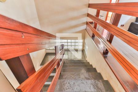 Casa à venda com 650m², 3 quartos e 4 vagas Casa à venda com 650m², 3 quartos e 4 vagasEscadas