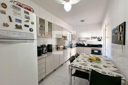 Casa à venda com 240m², 3 quartos e 4 vagas Casa à venda com 240m², 3 quartos e 4 vagasCozinha