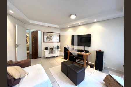 Casa à venda com 350m², 4 quartos e 3 vagas Casa à venda com 350m², 4 quartos e 3 vagasSala de TV