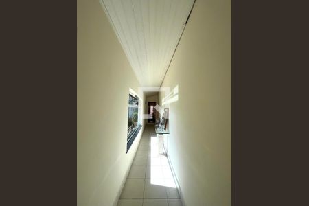 Casa à venda com 350m², 4 quartos e 3 vagas Casa à venda com 350m², 4 quartos e 3 vagasCorredor