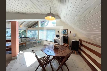 Casa à venda com 350m², 4 quartos e 3 vagas Casa à venda com 350m², 4 quartos e 3 vagasMezanino