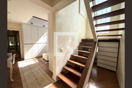 Casa à venda com 350m², 4 quartos e 3 vagas Casa à venda com 350m², 4 quartos e 3 vagasEscada