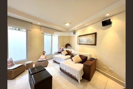 Casa à venda com 350m², 4 quartos e 3 vagas Casa à venda com 350m², 4 quartos e 3 vagasSala de TV