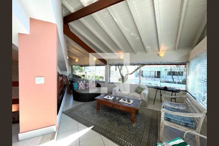 Casa à venda com 350m², 4 quartos e 3 vagas Casa à venda com 350m², 4 quartos e 3 vagasMezanino