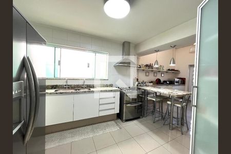 Casa à venda com 350m², 4 quartos e 3 vagas Casa à venda com 350m², 4 quartos e 3 vagasCozinha