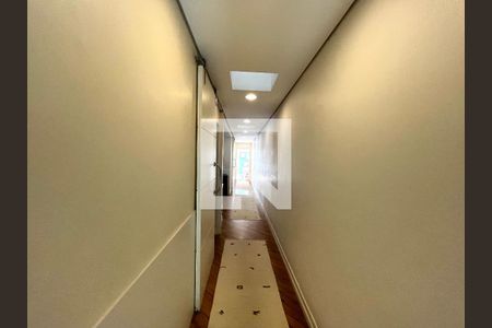 Casa à venda com 350m², 4 quartos e 3 vagas Casa à venda com 350m², 4 quartos e 3 vagasCorredor