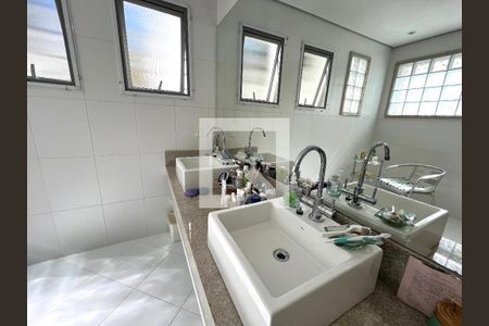 Casa à venda com 350m², 4 quartos e 3 vagas Casa à venda com 350m², 4 quartos e 3 vagasBanheiro da Suíte 1