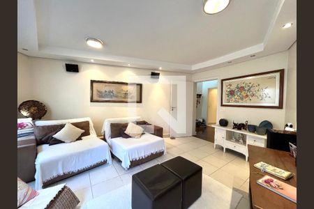 Casa à venda com 350m², 4 quartos e 3 vagas Casa à venda com 350m², 4 quartos e 3 vagasSala de TV