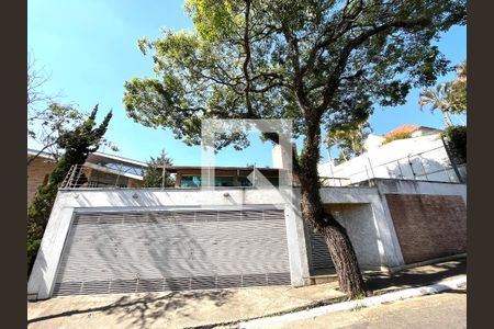 Casa à venda com 350m², 4 quartos e 3 vagas Casa à venda com 350m², 4 quartos e 3 vagasFachada
