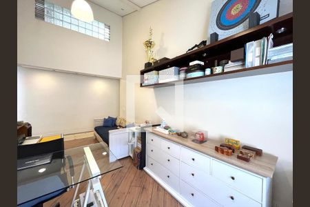 Casa à venda com 350m², 4 quartos e 3 vagas Casa à venda com 350m², 4 quartos e 3 vagasEscritório