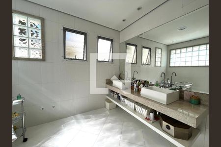 Casa à venda com 350m², 4 quartos e 3 vagas Casa à venda com 350m², 4 quartos e 3 vagasBanheiro da Suíte 1