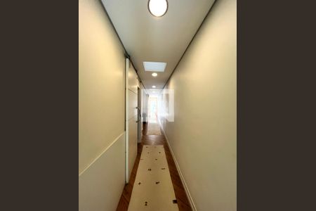 Casa à venda com 350m², 4 quartos e 3 vagas Casa à venda com 350m², 4 quartos e 3 vagasCorredor