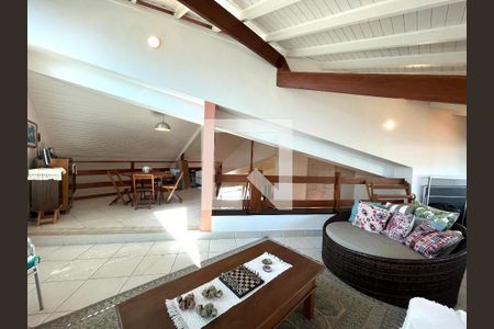 Casa à venda com 350m², 4 quartos e 3 vagas Casa à venda com 350m², 4 quartos e 3 vagasMezanino