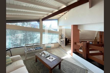 Casa à venda com 350m², 4 quartos e 3 vagas Casa à venda com 350m², 4 quartos e 3 vagasMezanino