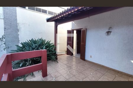 Casa à venda com 415m², 3 quartos e 5 vagas Casa à venda com 415m², 3 quartos e 5 vagasSacada