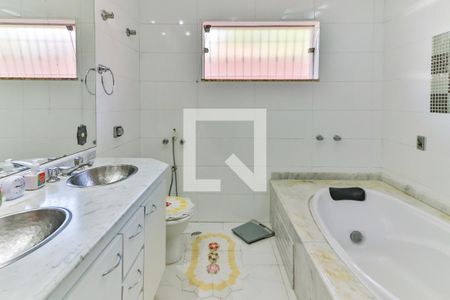 Casa à venda com 347m², 4 quartos e 6 vagasQuarto 1 - Suite Banheiro