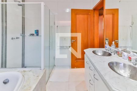 Casa à venda com 347m², 4 quartos e 6 vagasQuarto 1 - Suite Banheiro