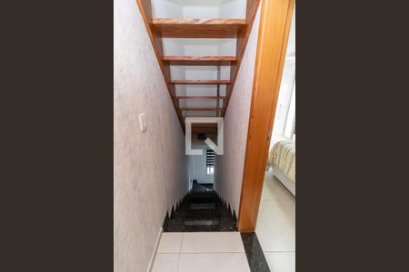 Casa de condomínio à venda com 100m², 2 quartos e 2 vagasEscada