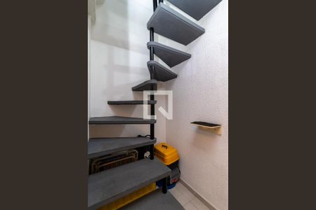 Casa de condomínio à venda com 100m², 2 quartos e 2 vagasEscada