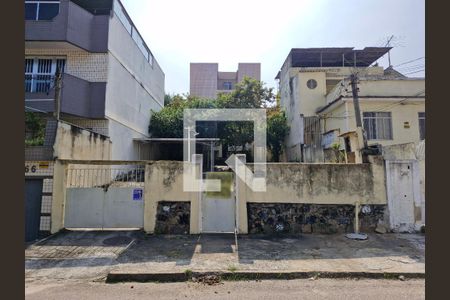 Casa à venda com 300m², 2 quartos e 3 vagas Casa à venda com 300m², 2 quartos e 3 vagasFachada+Plaquinha