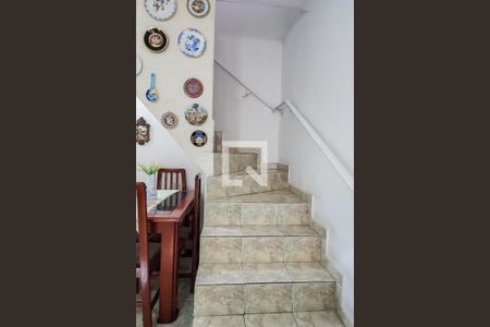 Casa à venda com 168m², 3 quartos e 2 vagas Casa à venda com 168m², 3 quartos e 2 vagasEscada