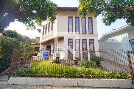 Casa à venda com 325m², 4 quartos e 4 vagas Casa à venda com 325m², 4 quartos e 4 vagasFachada