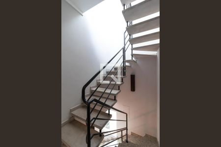 Casa à venda com 222m², 3 quartos e 5 vagasEscada