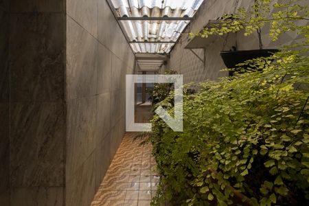 Casa à venda com 240m², 4 quartos e 2 vagascorredor para a garagem