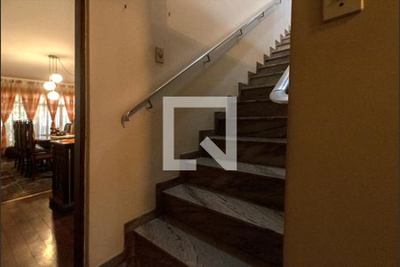 Casa à venda com 240m², 4 quartos e 2 vagasacesso aos pisos