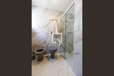 Casa de condomínio à venda com 300m², 4 quartos e 4 vagas Casa de condomínio à venda com 300m², 4 quartos e 4 vagasBanheiro da Suíte 2