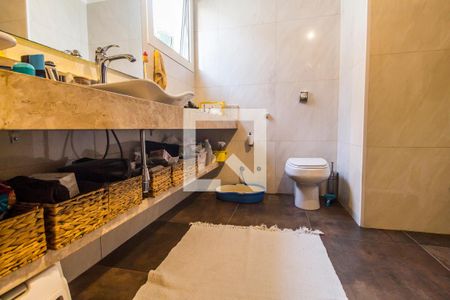 Casa de condomínio à venda com 300m², 4 quartos e 4 vagas Casa de condomínio à venda com 300m², 4 quartos e 4 vagasBanheiro da Suíte 1