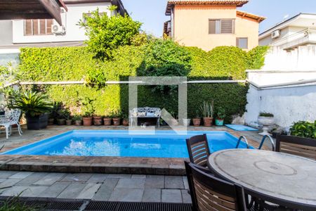 Casa de condomínio à venda com 300m², 4 quartos e 4 vagas Casa de condomínio à venda com 300m², 4 quartos e 4 vagasVista