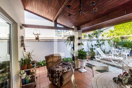 Casa de condomínio à venda com 300m², 4 quartos e 4 vagas Casa de condomínio à venda com 300m², 4 quartos e 4 vagasVaranda