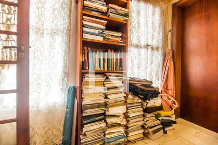 Casa de condomínio à venda com 300m², 4 quartos e 4 vagas Casa de condomínio à venda com 300m², 4 quartos e 4 vagasEscritório