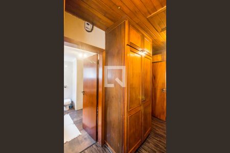 Casa de condomínio à venda com 300m², 4 quartos e 4 vagas Casa de condomínio à venda com 300m², 4 quartos e 4 vagasCloset da suíte