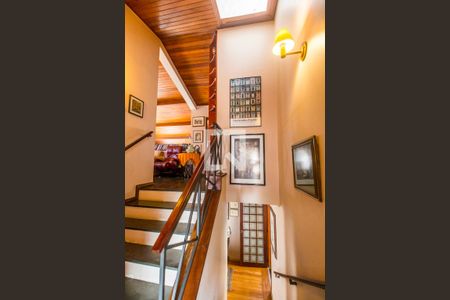 Casa de condomínio à venda com 300m², 4 quartos e 4 vagas Casa de condomínio à venda com 300m², 4 quartos e 4 vagasEscada