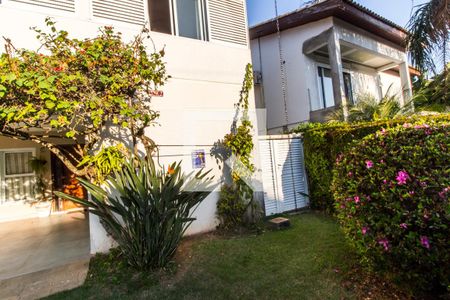 Casa de condomínio à venda com 300m², 4 quartos e 4 vagas Casa de condomínio à venda com 300m², 4 quartos e 4 vagasVista da Rua