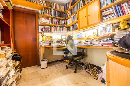 Casa de condomínio à venda com 300m², 4 quartos e 4 vagas Casa de condomínio à venda com 300m², 4 quartos e 4 vagasEscritório