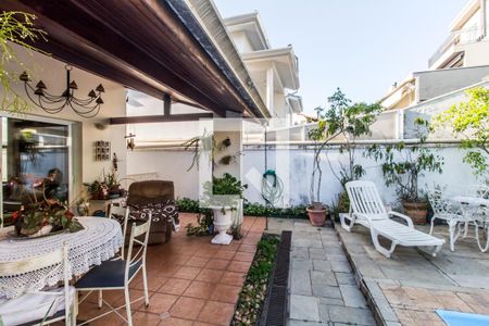 Casa de condomínio à venda com 300m², 4 quartos e 4 vagas Casa de condomínio à venda com 300m², 4 quartos e 4 vagasVaranda