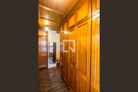 Casa de condomínio à venda com 300m², 4 quartos e 4 vagas Casa de condomínio à venda com 300m², 4 quartos e 4 vagasCloset da suíte