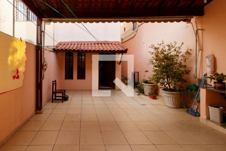 Casa à venda com 180m², 3 quartos e 2 vagas Casa à venda com 180m², 3 quartos e 2 vagasQuintal