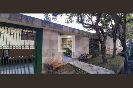 Casa para alugar com 380m², 4 quartos e 4 vagas Casa para alugar com 380m², 4 quartos e 4 vagasFachada de Casa