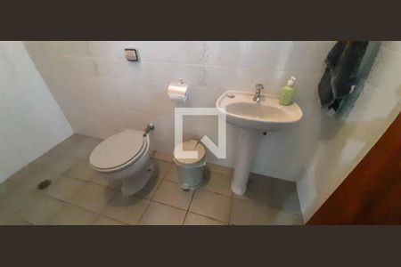 Casa para alugar com 380m², 4 quartos e 4 vagas Casa para alugar com 380m², 4 quartos e 4 vagasBanheiro do Salão de Jogos